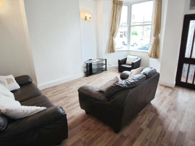 4 bedroom terraced house to rent