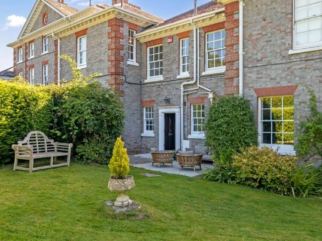 4 bedroom terraced house to rent