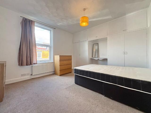 4 bedroom terraced house to rent