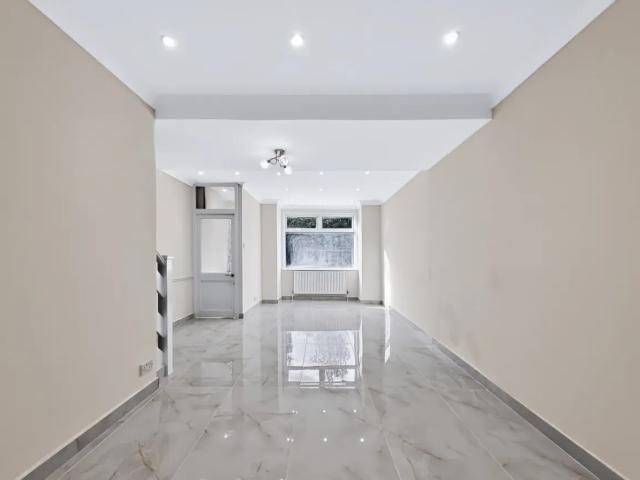 4 bedroom terraced house to rent on Avenue Road, London