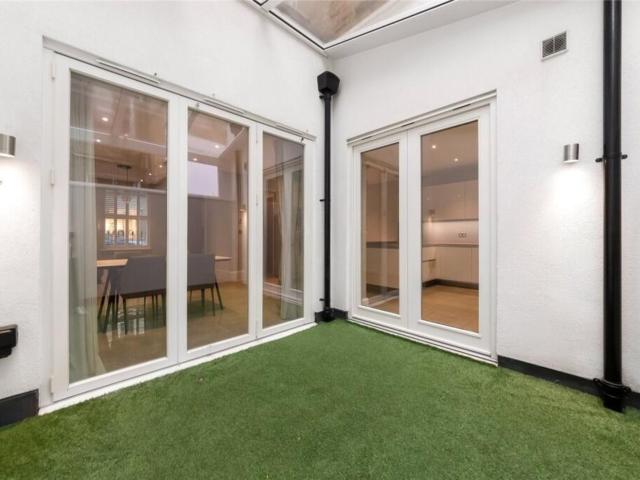 4 bedroom terraced house to rent on Pembridge Road, London