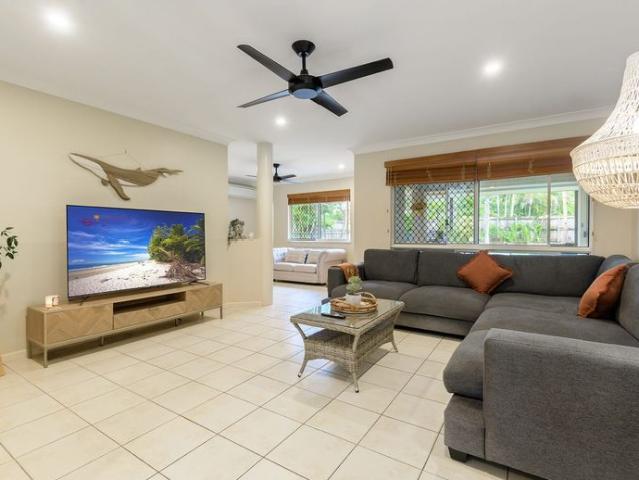 4 Bedroom: Unfurnished: Pool