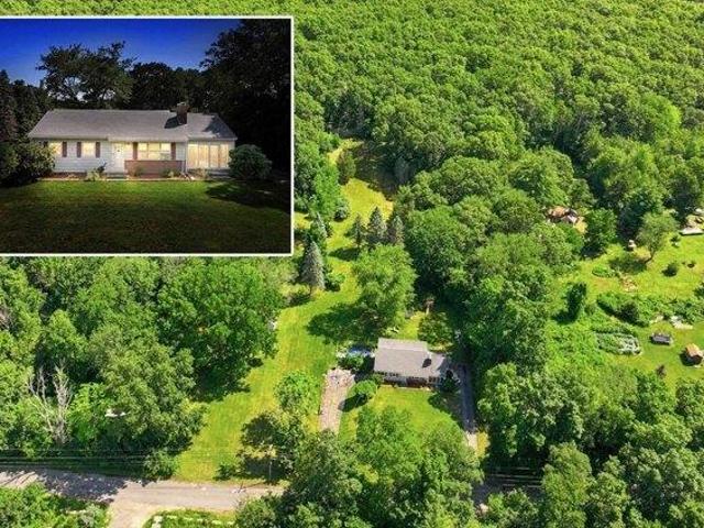 4 bedroom, Uxbridge MA 01569 105611985