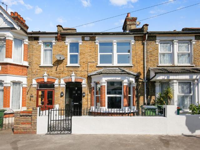 4 bedroom Victorian house in the sought after area of Eastham, E6
