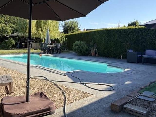 4 bedroom villa with pool and garden