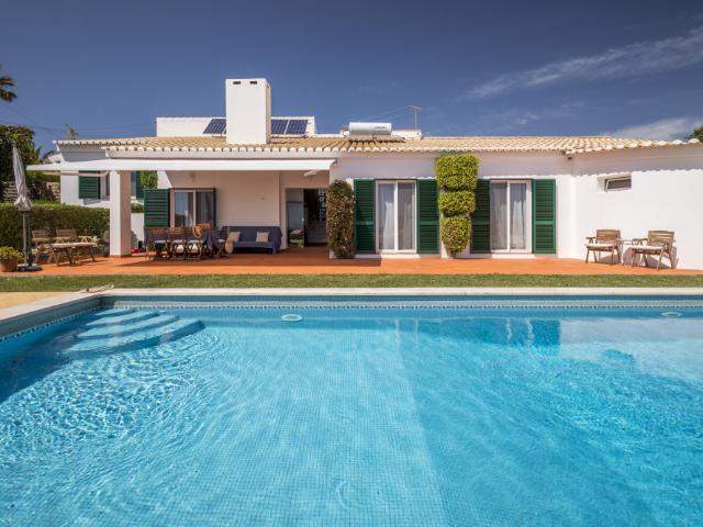 4 bedroom villa with swimming pool and sea view