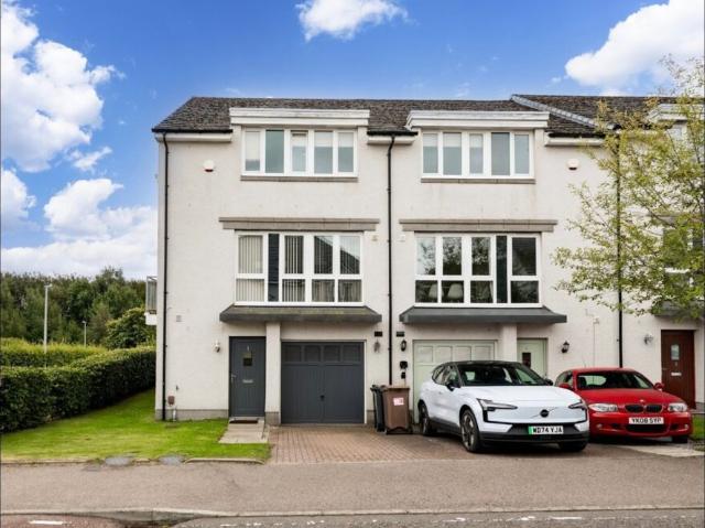 4 bedroomed end terrace town house