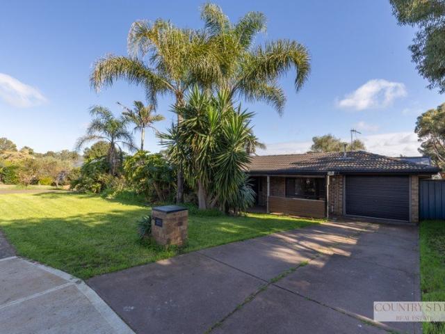 4 BEDROOMS, OPEN PLAN LIVING, SEP LOUNGE, POOL, RUMPUS ROOM. ENTERTAINMENT AREA WITH KITCHEN, BENCH CHAIRS