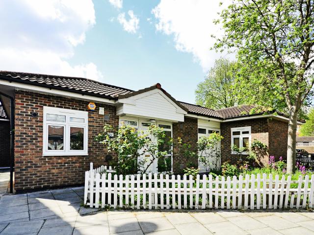 4 Bedrooms Bungalow for Rent in Mallard Close | Foxtons