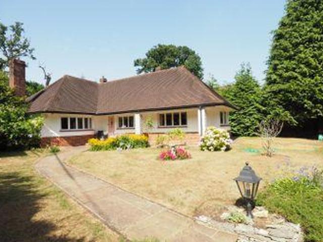 4 Bedrooms Detached bungalow for sale in London Road, Petersfield GU31