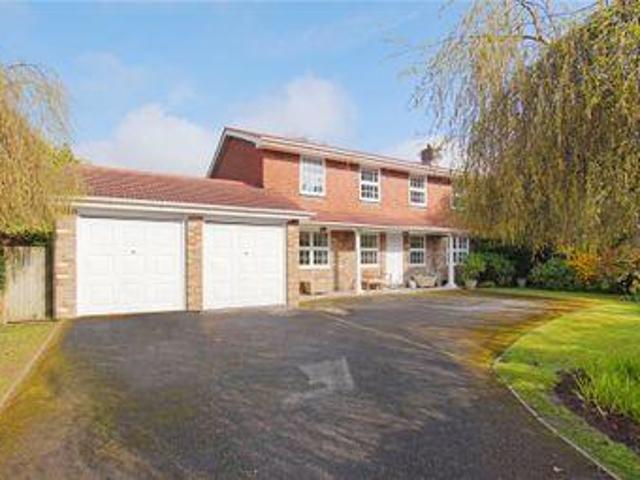 4 Bedrooms Detached house for sale in Nightingale Close, Cobham, Surrey KT11