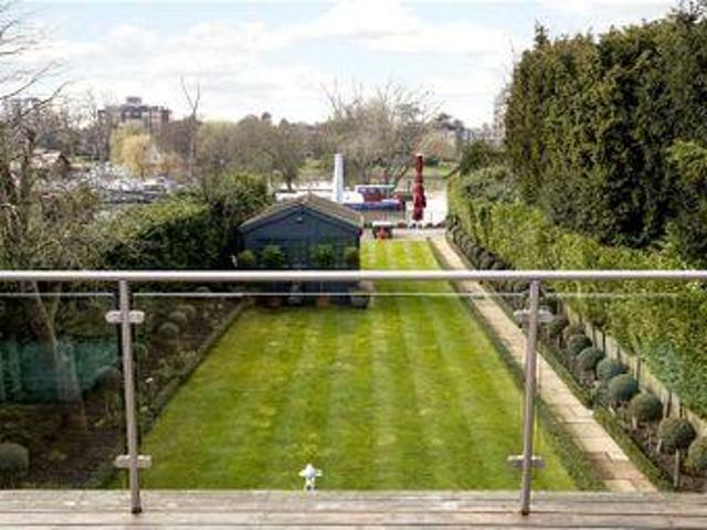 4 Bedrooms Detached house for sale in Albany Park Road, Kingston Upon Thames KT2