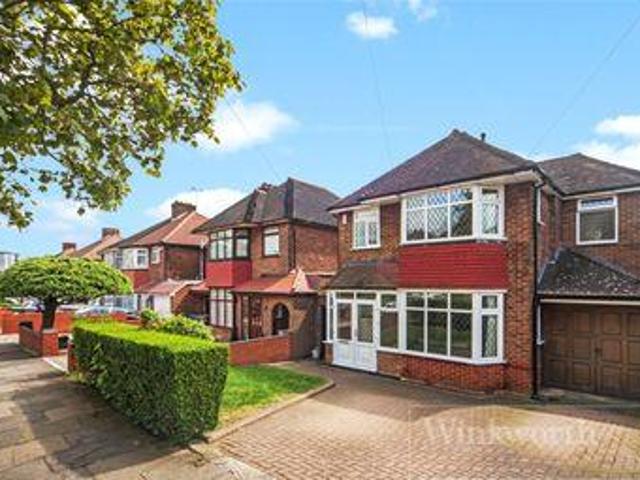 4 Bedrooms Detached house for sale in Beverley Drive, Edgware HA8