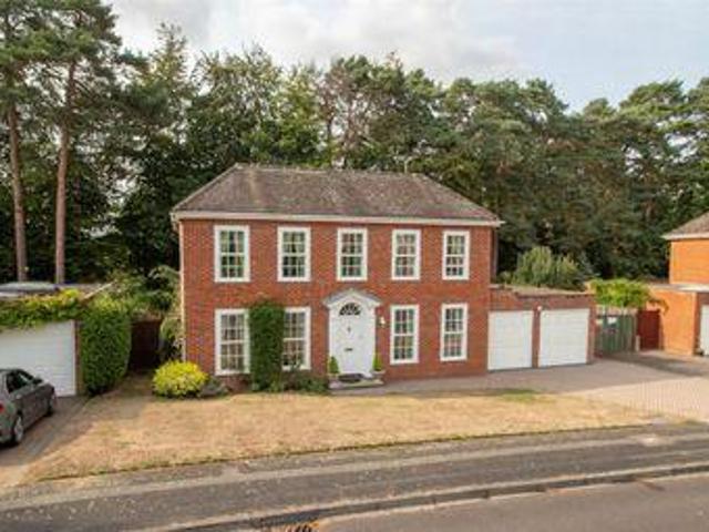 4 Bedrooms Detached house for sale in Dinorben Beeches, Fleet GU52