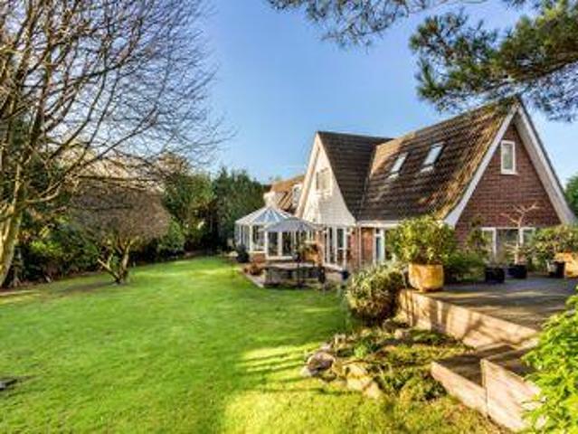 4 Bedrooms Detached house for sale in Hogshill Lane, Cobham KT11