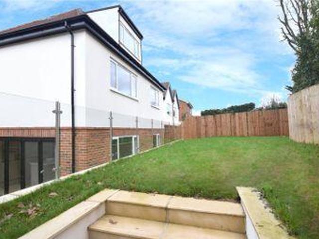 4 Bedrooms Detached house for sale in Kimble Crescent, Bushey, Hertfordshire WD23