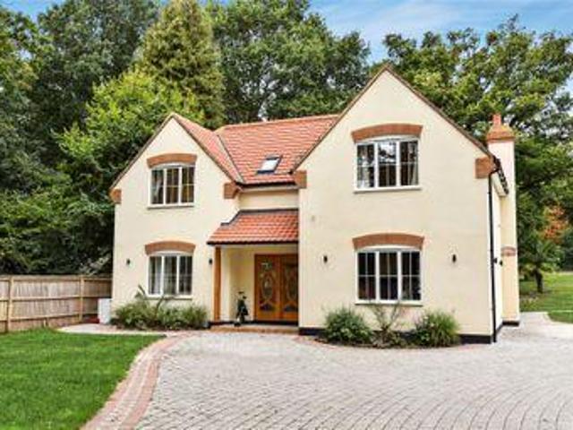 4 Bedrooms Detached house for sale in Ravenswood Avenue, Crowthorne, Berkshire RG45