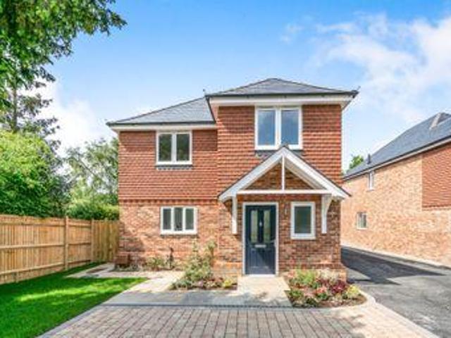 4 Bedrooms Detached house for sale in Walnut Close, Burgess Hill RH15