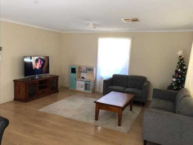 4 BEDROOMS FAMILY HOME & 2 BATHROOMS & UNDERCOVER ENTERTAINING AREA & THREE CAR PARKS