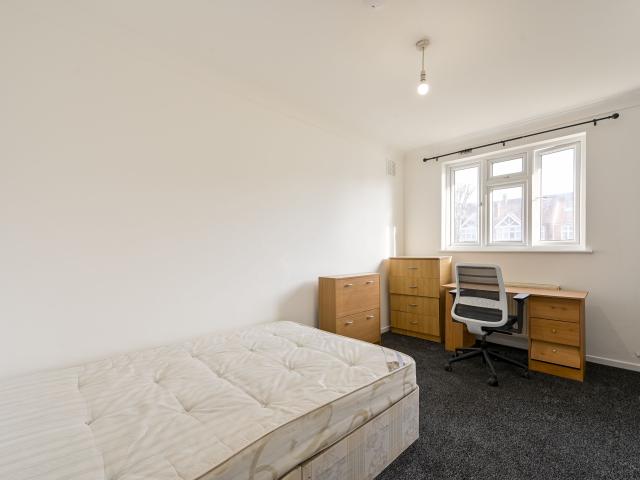 4 Bedrooms Flat for Rent in Kings Avenue | Foxtons