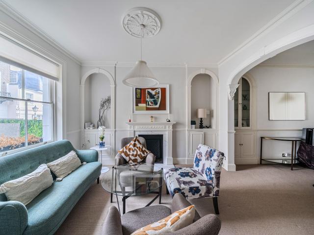 4 Bedrooms Flat for Rent in Sterling Street | Foxtons
