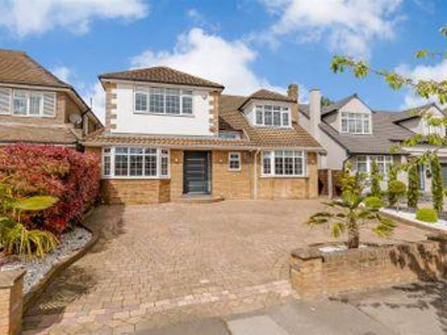 4 Bedrooms for sale in Courtleigh Avenue, Hadley Wood EN4