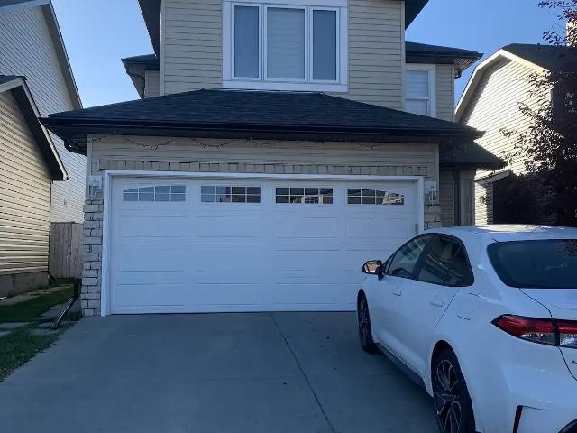 4 bedrooms front garage house for rent near saddle ridge LRT — 4 Bedrooms+ Den Main Floor