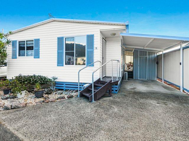 4 Bedrooms Guests, Hobbies and Grand Kids 2 Car Parks Minutes walk to Shopping