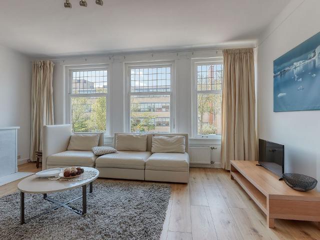 4 bedrooms Ground floor and upstairs apartment Surface Area: 130m2