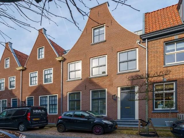 4 bedrooms Huurwoning Surface Area: 185m2
