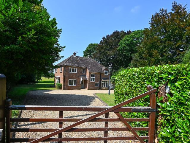 4 Bedrooms House detached for Rent in PRIORSWOOD, GU3 1DR | Foxtons