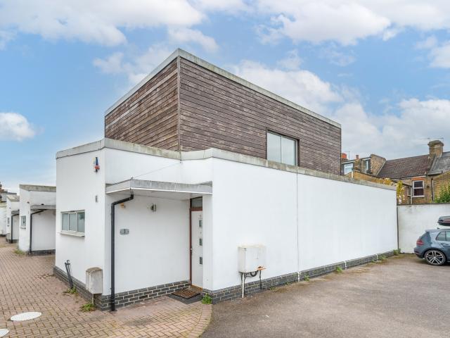 4 Bedrooms House for Rent in Manuka Close | Foxtons