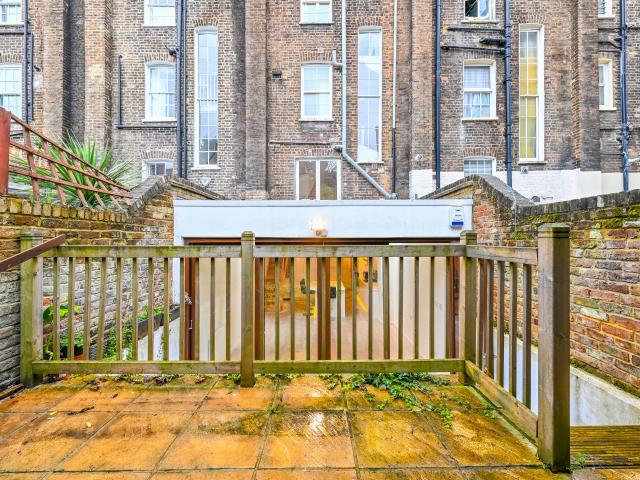 4 Bedrooms House for Rent in Mornington Crescent | Foxtons