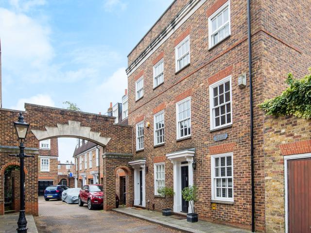 4 Bedrooms House for Rent in Caxton Mews | Foxtons