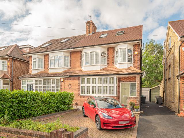4 Bedrooms House for Rent in CHANCTONBURY WAY | Foxtons