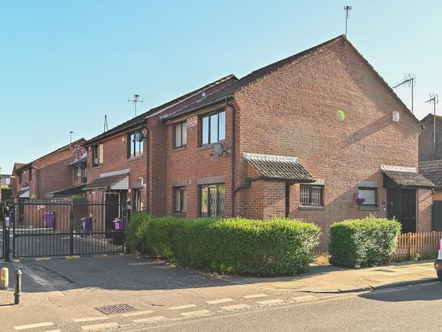 4 Bedrooms House for Rent in Claire Place | Foxtons