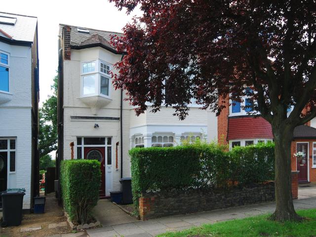 4 Bedrooms House for Rent in Queens Avenue | Foxtons