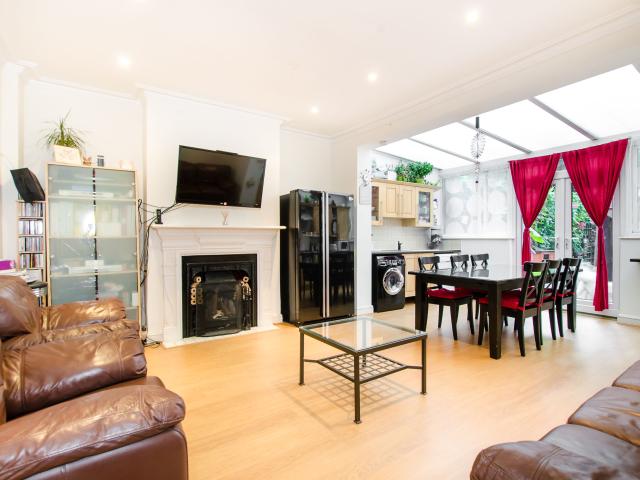 4 Bedrooms House for Rent in Ravenslea Road | Foxtons