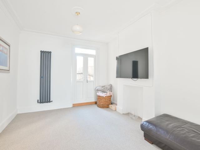 4 Bedrooms House for Rent in Strode Road, NW10 | Foxtons