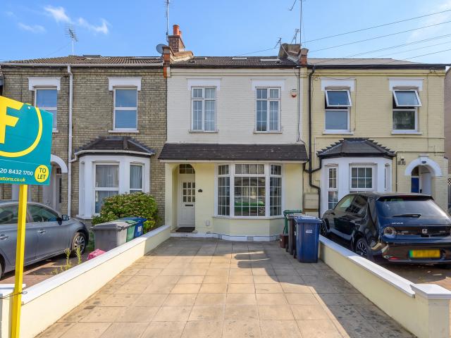 4 Bedrooms House for Rent in Victoria Road EN4 | Foxtons
