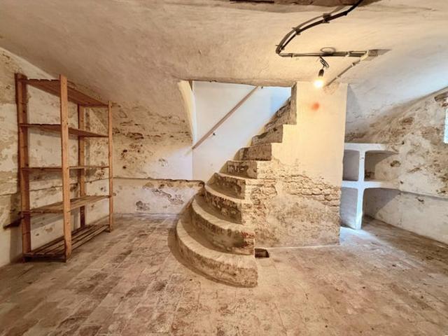 4 bedrooms House Surface Area: 452m2 Unfurnished