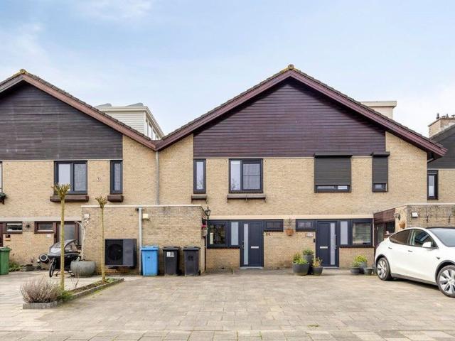 4 bedrooms House Surface Area: 180m2 Unfurnished