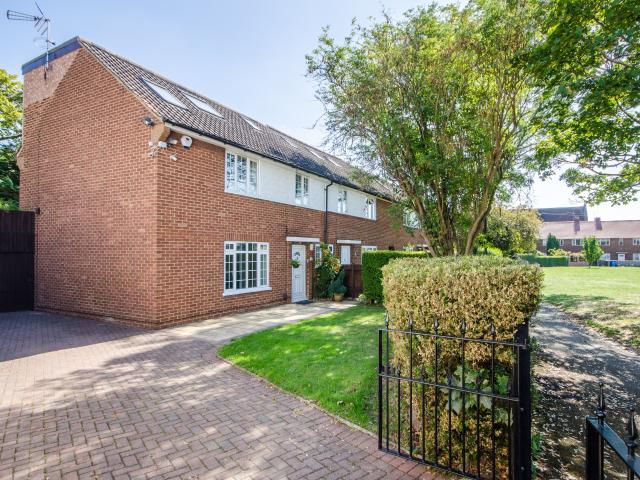 4 Bedrooms House semi detached for Rent in Herbert Road | Foxtons