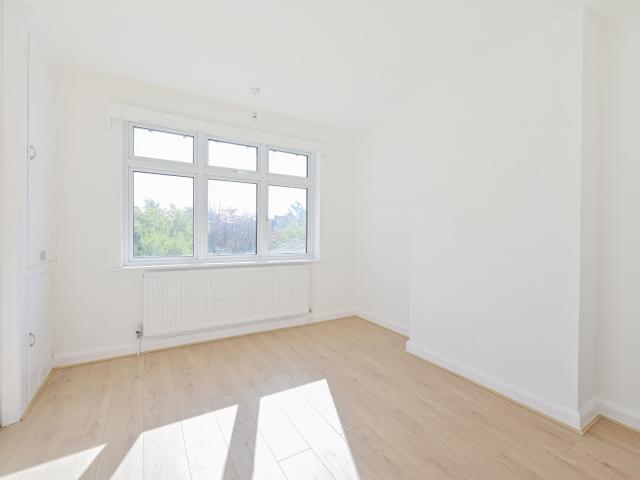 4 Bedrooms House semi detached for Rent in Martin Grove | Foxtons