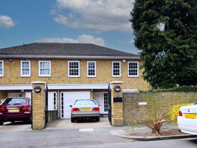4 Bedrooms House semi detached for Rent in Minchenden Crescent | Foxtons