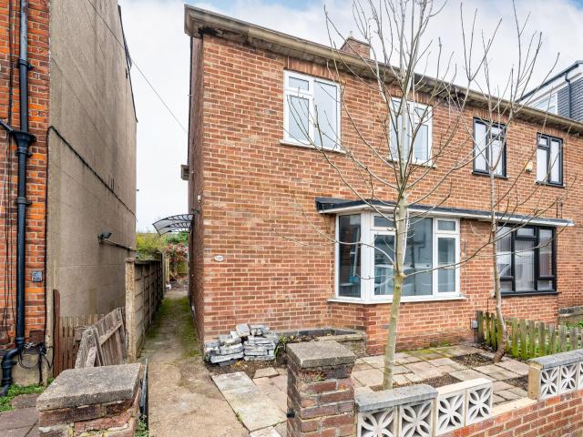 4 Bedrooms House semi detached for Rent in Penrith Road | Foxtons