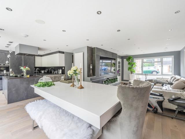 4 Bedrooms House semi detached for Rent in Runnelfield | Foxtons