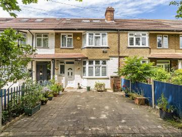 4 Bedrooms House terraced for Rent in Hall Road | Foxtons