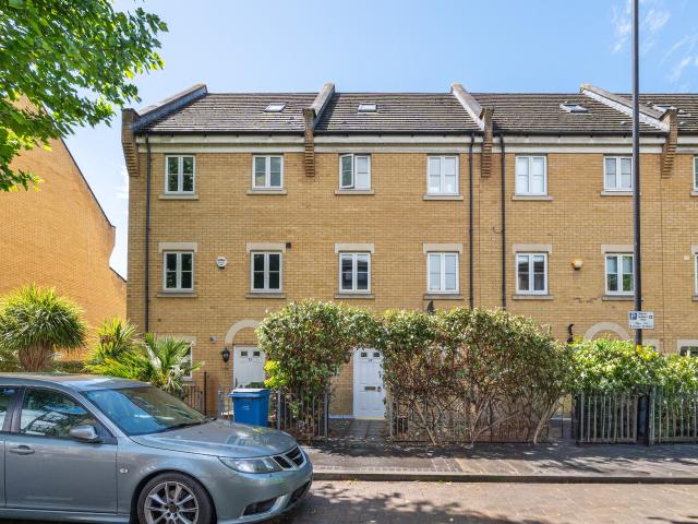 4 Bedrooms House terraced for Rent in Kelly Avenue | Foxtons