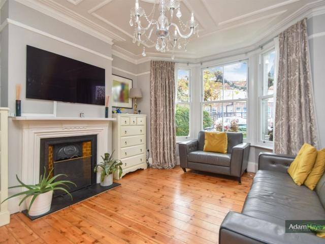 4 Bedrooms House Terraced To Let